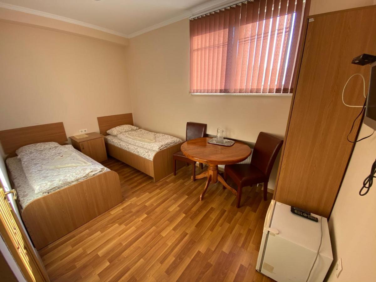 Ковчег Hotel Chernivtsi Ngoại thất bức ảnh