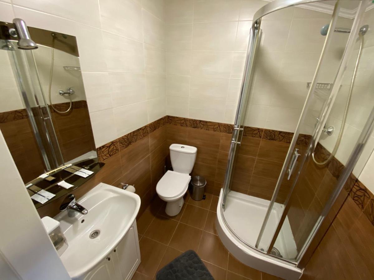 Ковчег Hotel Chernivtsi Ngoại thất bức ảnh