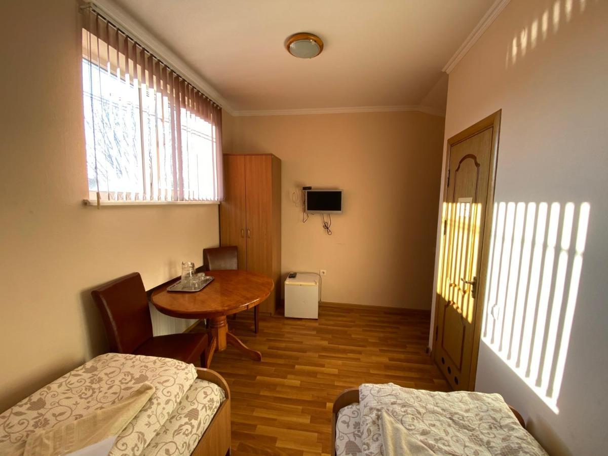 Ковчег Hotel Chernivtsi Ngoại thất bức ảnh